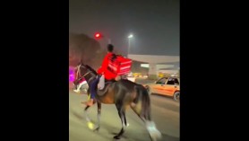 Sătul să stea la coadă la benzinărie, un livrator a dus comanda la client călare pe cal